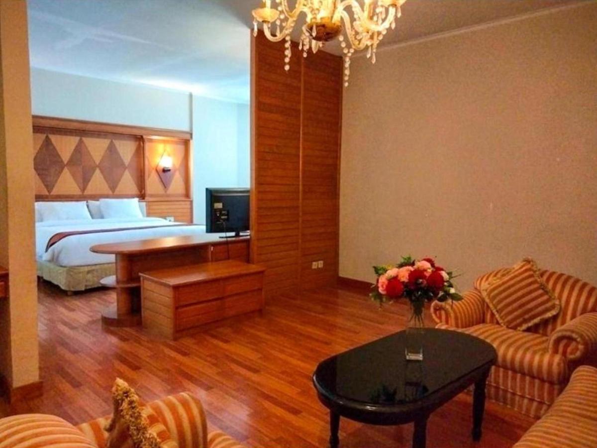 Mutiara Merdeka Hotel Pakanbaru Exteriör bild