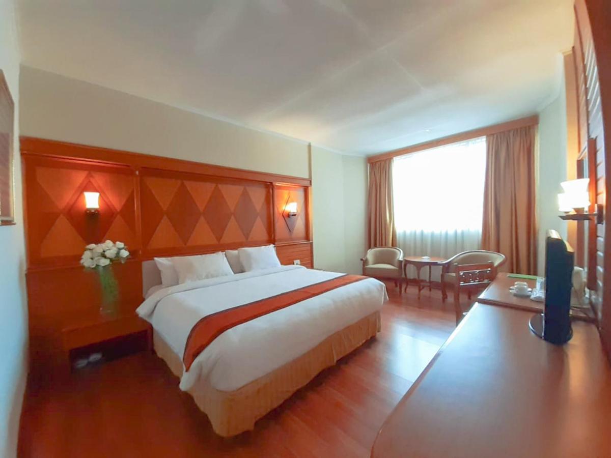 Mutiara Merdeka Hotel Pakanbaru Exteriör bild