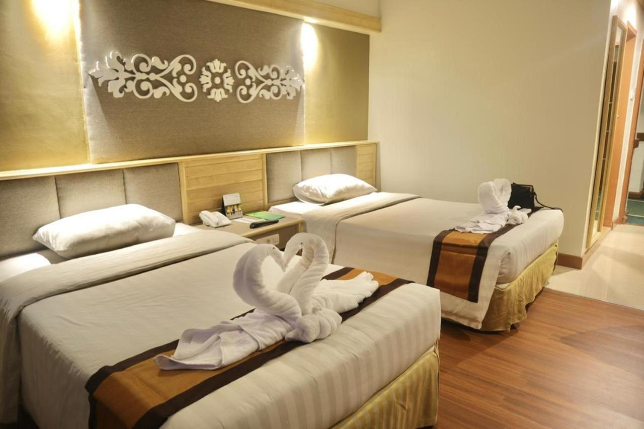 Mutiara Merdeka Hotel Pakanbaru Exteriör bild