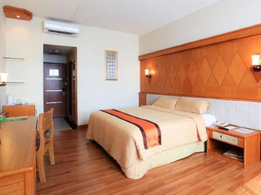 Mutiara Merdeka Hotel Pakanbaru Exteriör bild