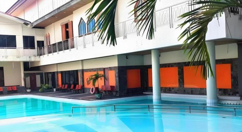 Mutiara Merdeka Hotel Pakanbaru Exteriör bild
